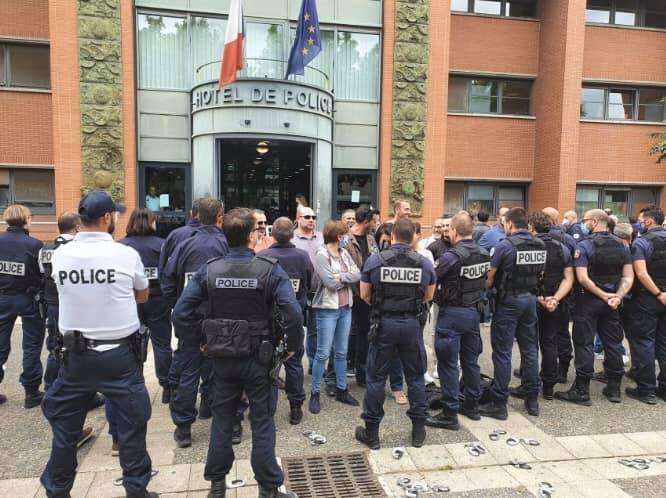 France: « Mouvement menottes à terre ».