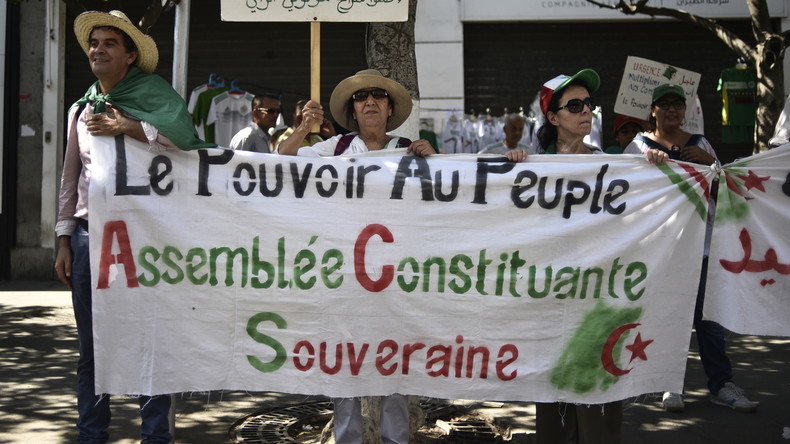 Algérie: un collectif citoyen rédige une Constitution de transition et la rend publique.