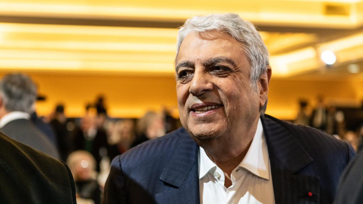 Enrico Macias se casse le col du fémur.