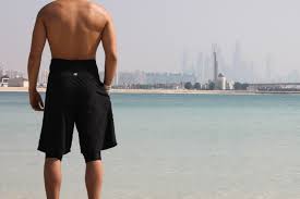 Egalité des sexes, Pas de shorts pour les hommes non plus !