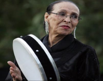 Hajja Hamdaouia range son bendir !