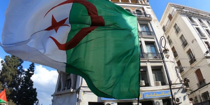 Depuis la chute du régime Bouteflika le 2 avril 2019, l’Algérie se trouve plongée dans une crise politique sans précédent et dans l’incertitude, a affirmé le média algérien en ligne "AlgériePart".