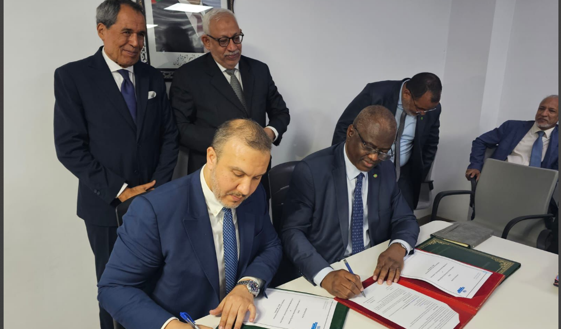 Le Directeur Général de l’ONEE, Tarik Hamane, signe à Nouakchott l’accord pour la mise en œuvre de l’interconnexion électrique Maroc-Mauritanie