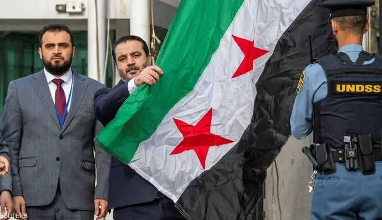 Pour la première fois, le nouveau drapeau syrien a été hissé devant le siège des Nations Unies.