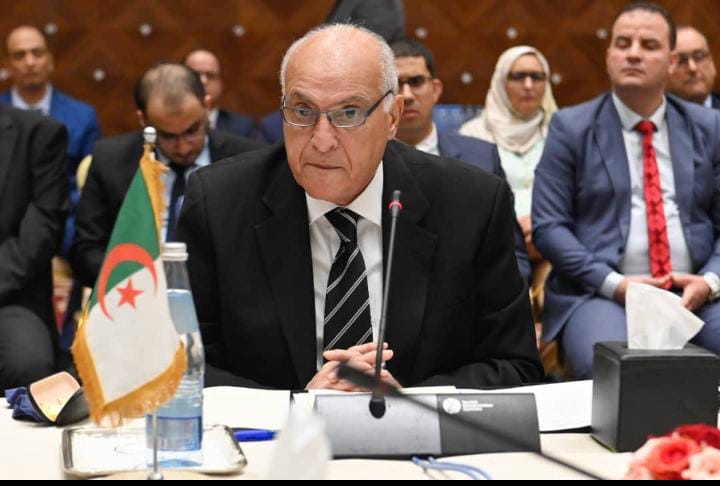 Aït Af retourne en Algérie bredouille après une tournée européenne décevante.