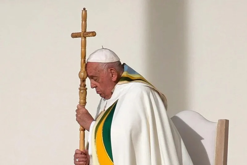 Des foules massives font leurs adieux au pape François