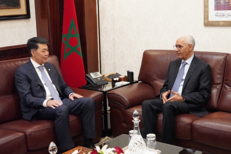 Le ministre العلمي en discussion avec le directeur de l&rsquo;Organisation islamique pour la sécurité alimentaire.