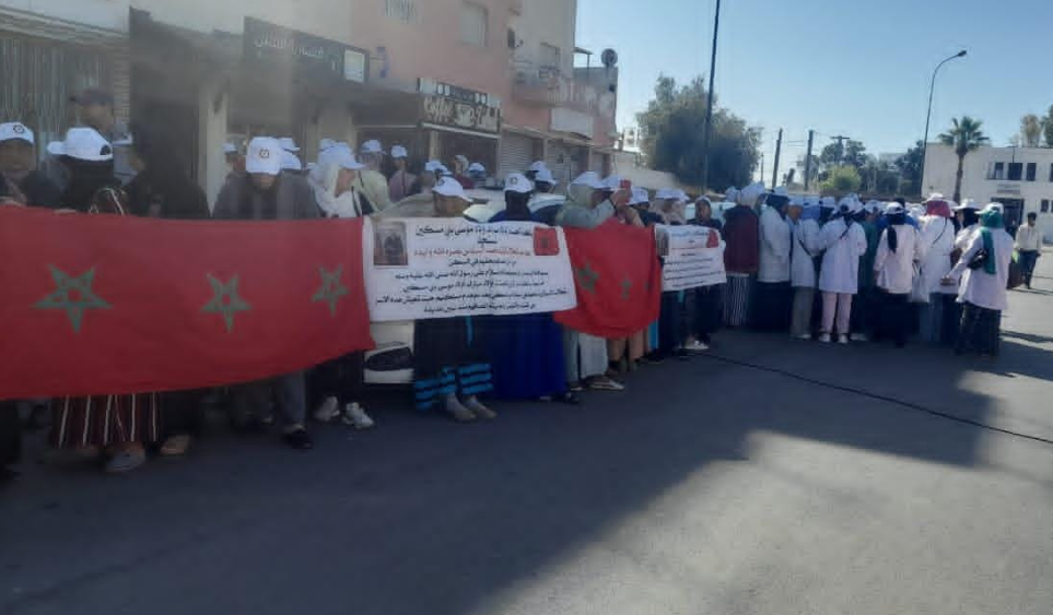Des dizaines de personnes participent à la marche du 1er mai à Kénitra, organisée par l&rsquo;Association des syndicats libres en protestation contre la vie chère.