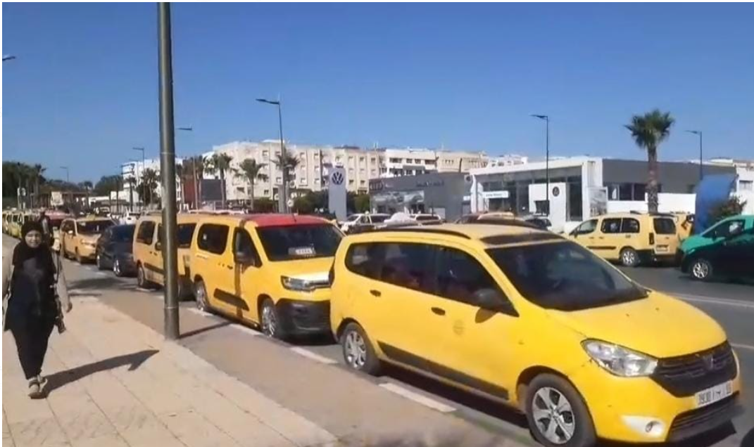 Marche des chauffeurs de taxis de grande capacité avec la participation de professionnels venant de tout le Maroc pour réclamer une régulation du secteur.