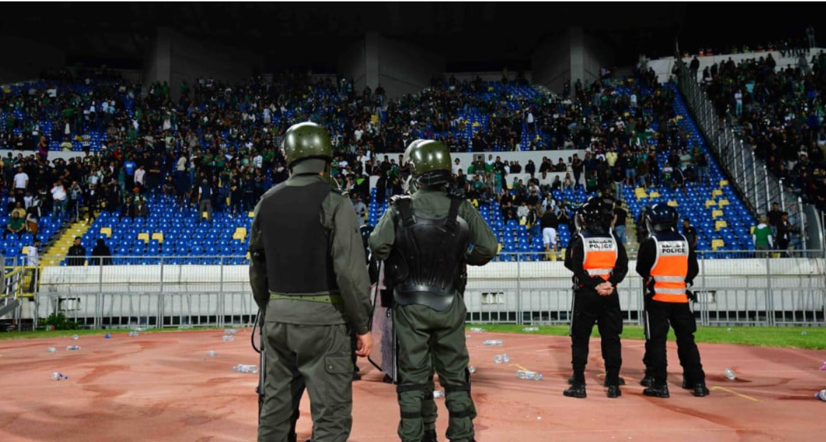 Émeutes sportives à Casablanca : 17 personnes interpellées, dont des mineurs, et des membres des forces de l&rsquo;ordre blessés.