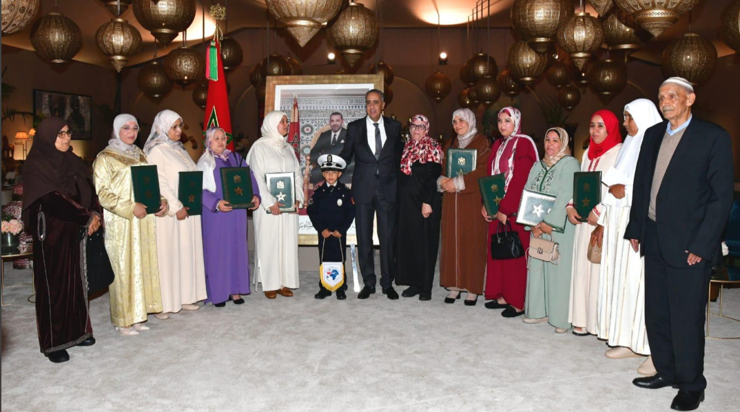 Hammouchi accueille les familles des martyrs de la sécurité et distribue des appartements et des aides financières à El Jadida.