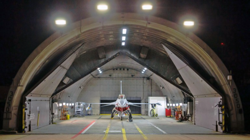 Le Maroc prépare une base militaire avec des abris fortifiés pour accueillir 25 chasseurs F-16.