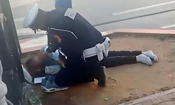 Un policier sauve la vie d&rsquo;un citoyen en pleine rue à Kénitra, suscitant l&rsquo;admiration des Marocains.