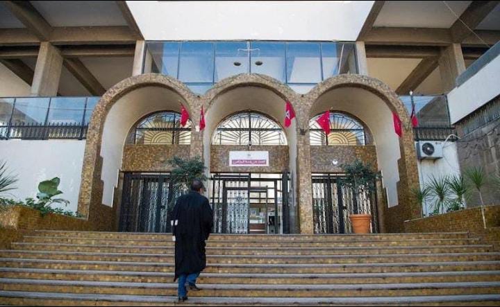 Un tribunal condamne une entreprise de télécommunications marocaine à indemniser un avocat pour résiliation abusive de contrat.