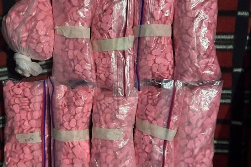 Un père entraîne son fils mineur dans le trafic de 3769 comprimés de drogue à la frontière de Ceuta.