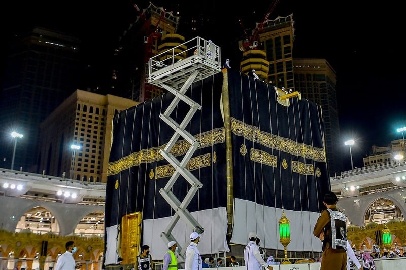 Le revêtement de la Kaaba élevé de 3 mètres.