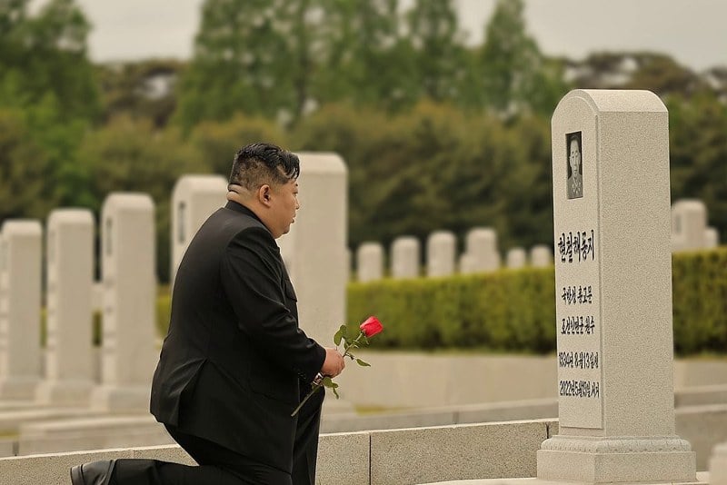 Le dirigeant nord-coréen visite la tombe d’une figure militaire éminente à l’occasion de l’anniversaire de sa mort.