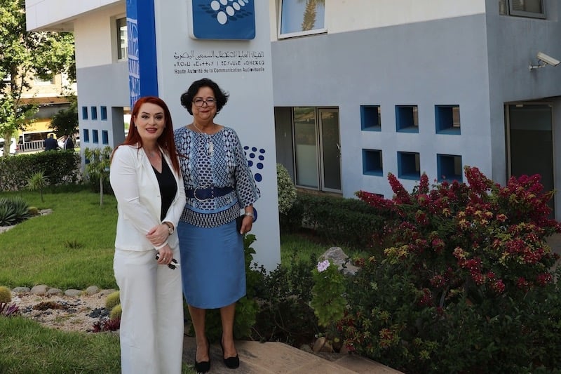 Latifa Akharbach en discussion avec Armila Krasniqi à Rabat