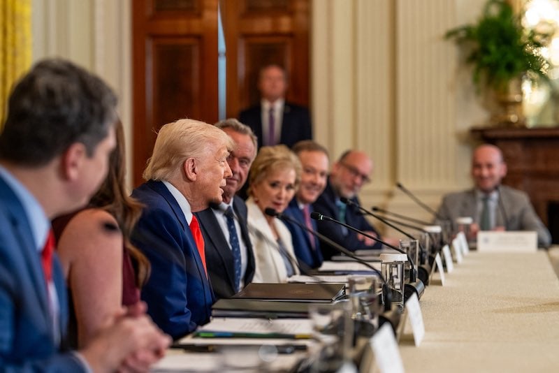 Trump réunit des investisseurs en cryptomonnaies lors d&rsquo;un dîner controversé