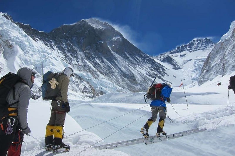 Les grimpeurs affluent vers l&rsquo;Everest avant l&rsquo;augmentation des frais.