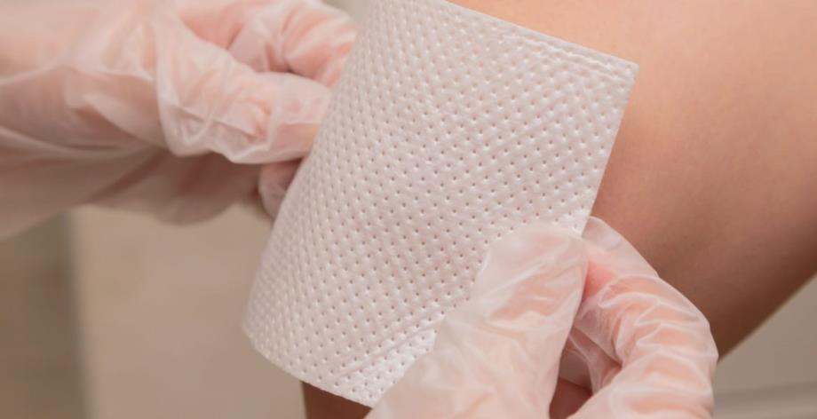 Des chercheurs développent un bandage adhésif intelligent pour faciliter l&rsquo;administration de médicaments aux organes.