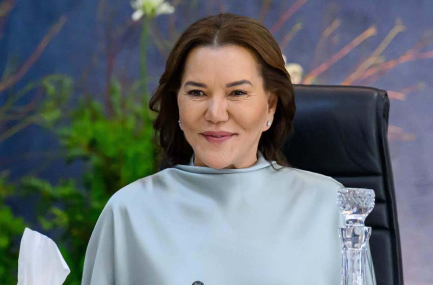 L&rsquo;princesse Lalla Hasna inaugure à Bakou une exposition numérique célébrant le « tapis raffiné de Rabat ».