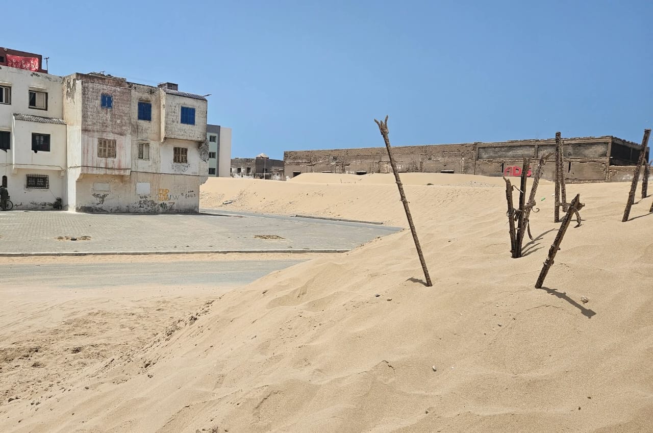 Essaouira étouffe sous le sable : quand la ville se tait et que la poussière prend la parole