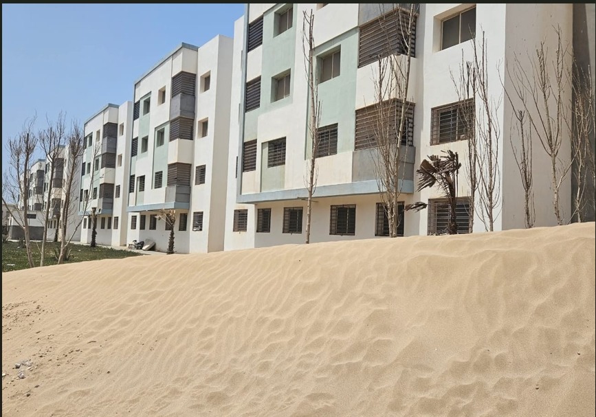 L&rsquo;avancée des dunes menace Essaouira : les habitants réclament une intervention urgente pour protéger la ville.