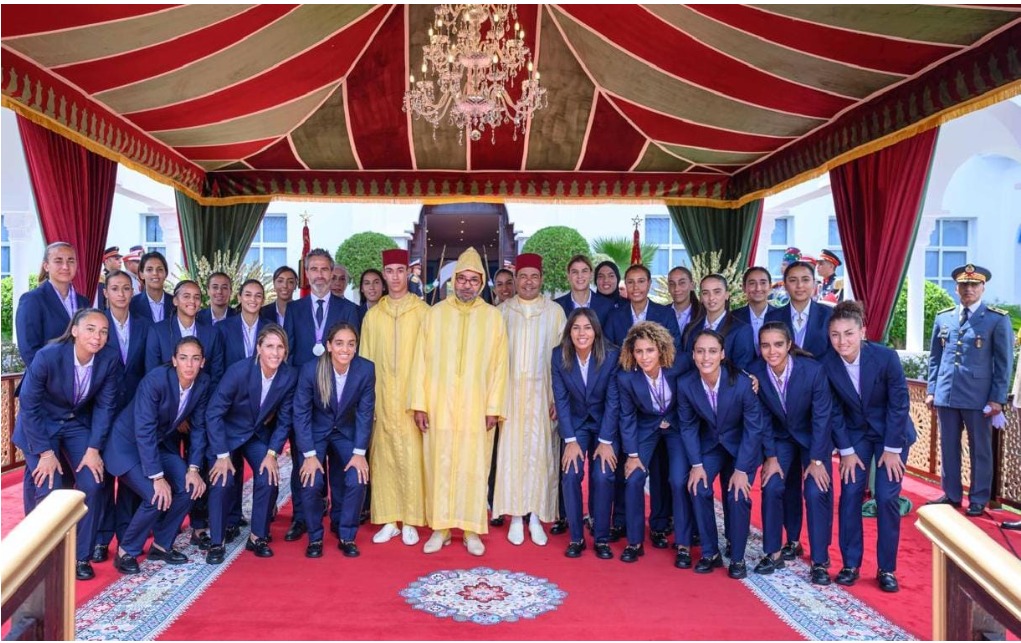 Le roi reçoit les joueuses de l&rsquo;équipe nationale féminine et le président de la FIFA lors de la célébration de l&rsquo;Aïd al-‘Acher à M&rsquo;diq.