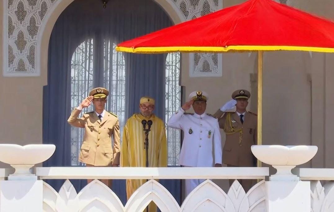 Promotion du Prince Héritier Moulay Hassan au rang de Colonel Major, soulignant sa présence militaire.