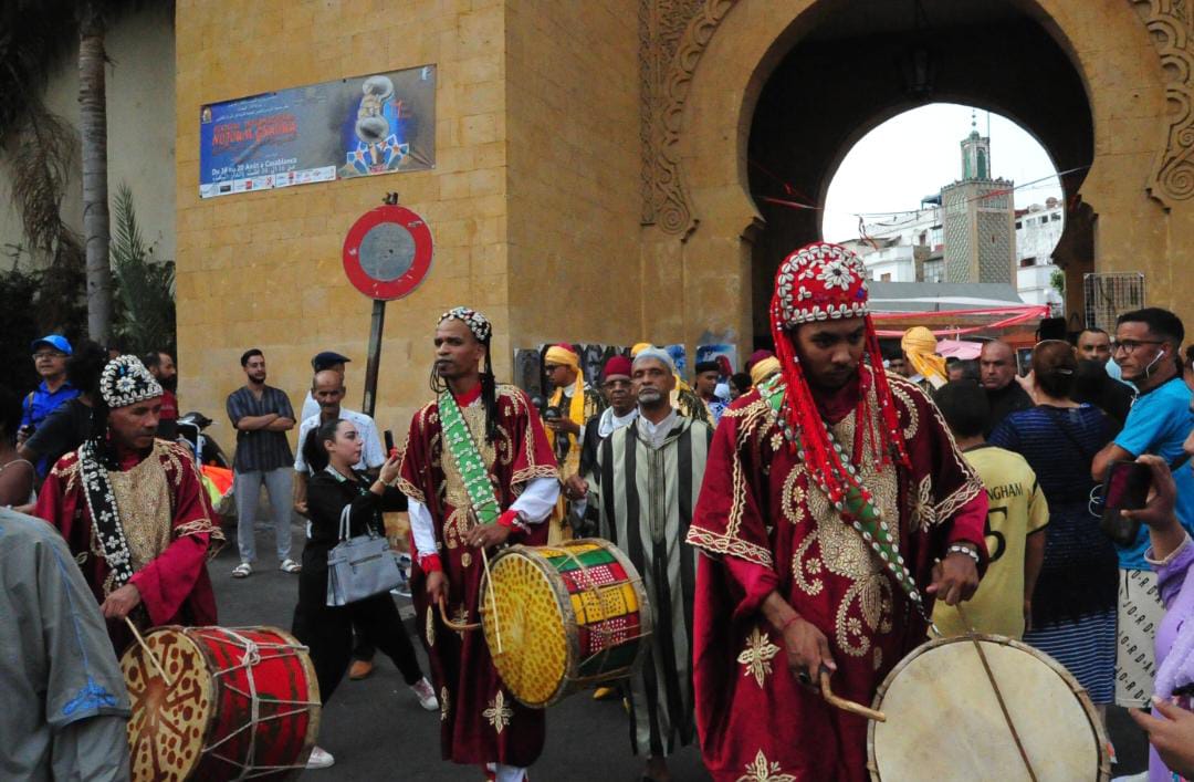 Casablanca accueille la 13e édition du Festival des Étoiles Gnaoua en hommage au patrimoine et aux occasions nationales.