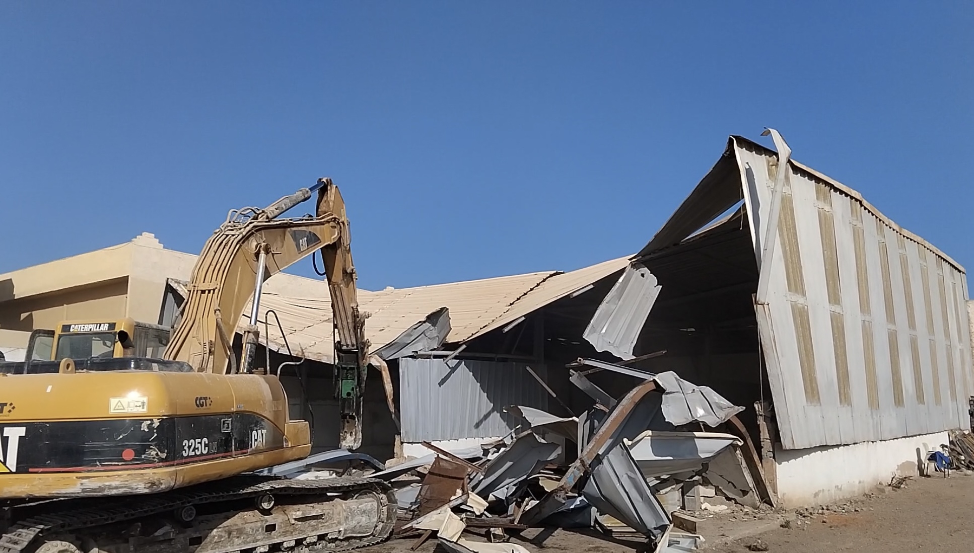 Les autorités locales de Casablanca démolissent un entrepôt secret de stockage et de distribution de produits alimentaires avariés.