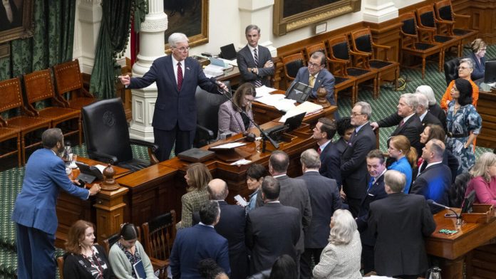 Le Texas adopte une carte électorale renforçant les gains des républicains, tandis que la Californie riposte avec une initiative similaire pour les démocrates.
