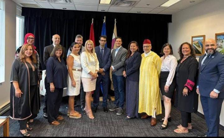 Les Marocains résidant au Canada célèbrent le lever du drapeau national au cœur de la municipalité de Laval.