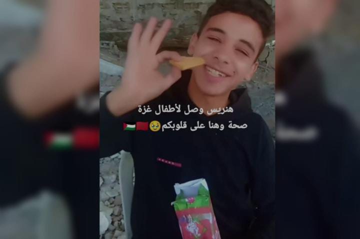 Un enfant de Gaza tient un morceau de biscuits marocains… Une image qui résume la chaleur humaine du Maroc en temps de guerre.