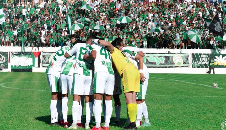 Le club de Kénitra se mobilise fortement pour retrouver sa gloire grâce à des recrutements ciblés et un camp d’entraînement professionnel.