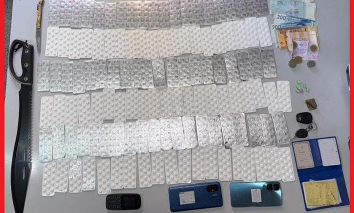 Arrestation de deux individus à Meknès en possession de plus de 1800 comprimés de drogue et de deux armes blanches.