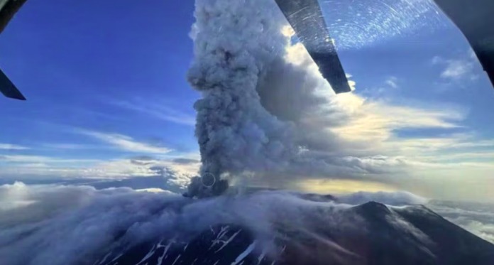 Le volcan russe « Krašéninikov » entre en éruption pour la première fois en 450 ans au milieu d’une activité sismique sans précédent.