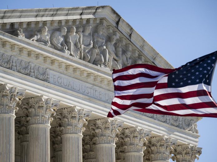 Une cour d&rsquo;appel américaine déclare illégales les taxes douanières de Trump tout en les maintenant temporairement en vigueur.