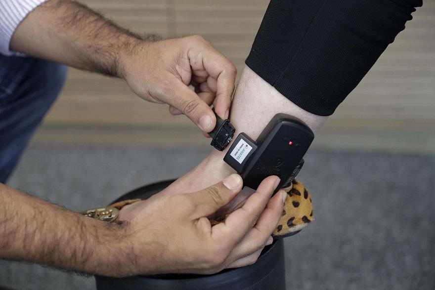 Le port du bracelet électronique pour la première fois dans l&rsquo;histoire de la justice marocaine