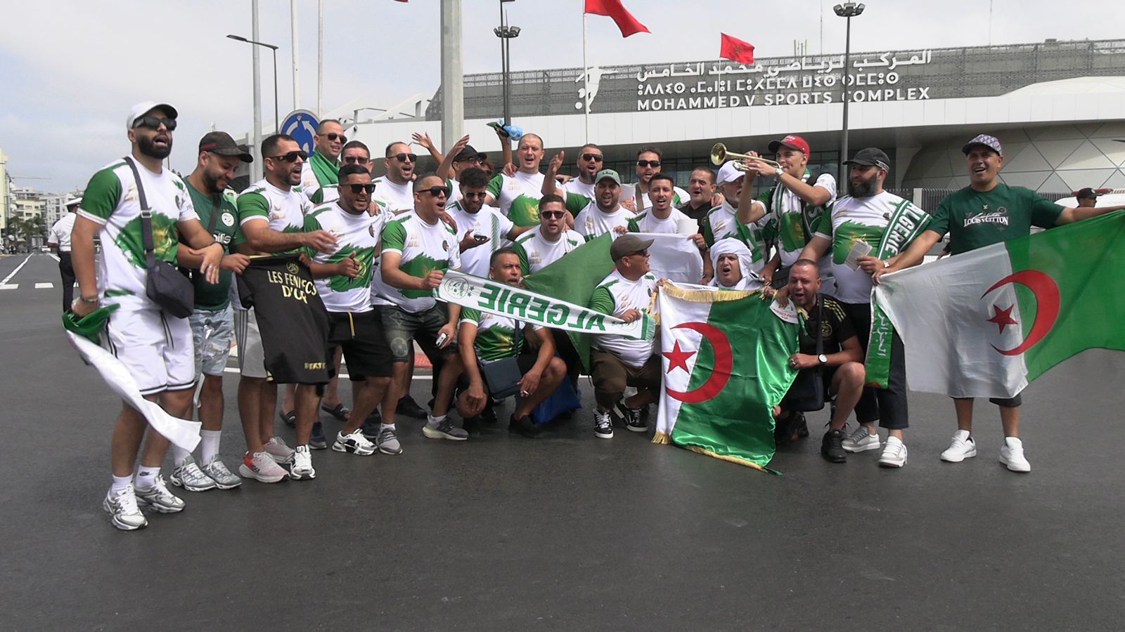 Les supporters algériens chantent leur joie pour l&rsquo;accueil chaleureux au Maroc : « Nous sommes frères, frères »