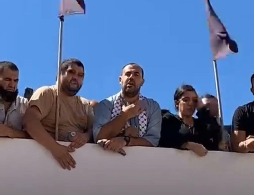 En vidéo : Zefzafi lors des funérailles de son père : Quelles que soient nos divergences, l&rsquo;intérêt de la nation prime avant tout, et la patrie s&rsquo;étend de Tanger à Lagouira.