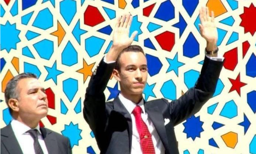 Le prince Moulay Hassan inaugure le stade Moulay Abdallah après sa réhabilitation et honore les travailleurs qui ont participé au projet.