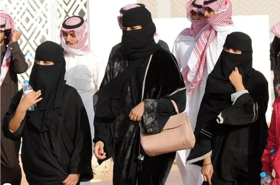 Arabie Saoudite : Mohammed ben Salmane annonce la fin de l&rsquo;obligation du hijab et accorde aux femmes la liberté de choisir leurs vêtements.