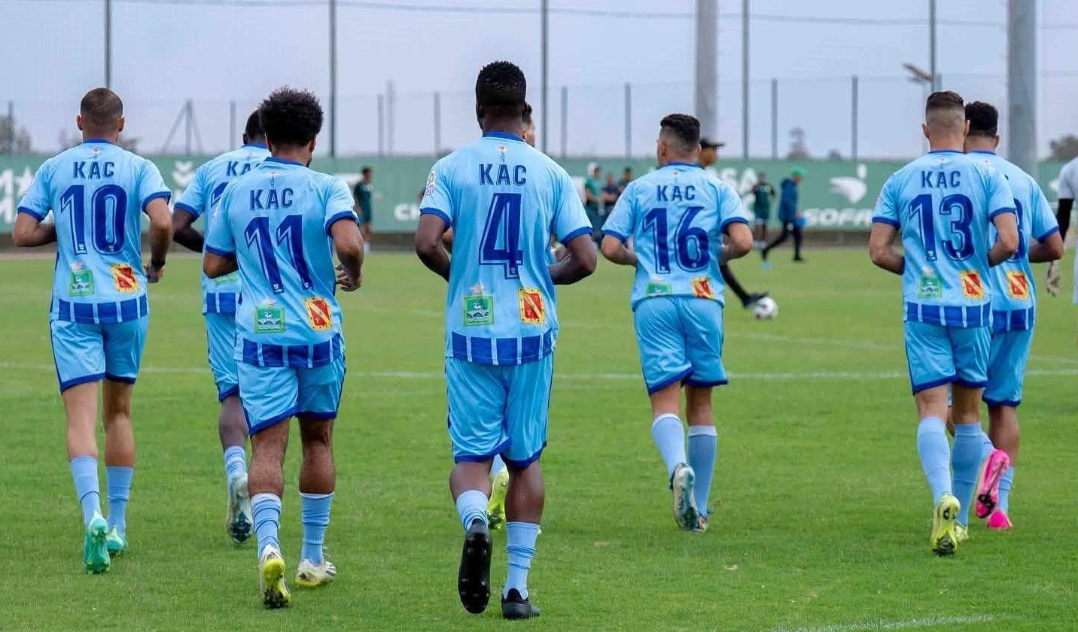 Le club de Kénitra lance sa saison en deuxième division avec un match contre le Raja de Beni Mellal, devant un large public.