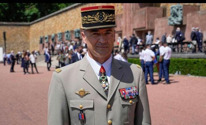 Le Général Mohamed Berrid représente le Maroc lors des funérailles du chef de l’armée française à Paris.