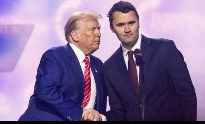 Urgent : Charlie Kirk, le politicien proche de Trump, blessé par balles en Utah, son état est critique.