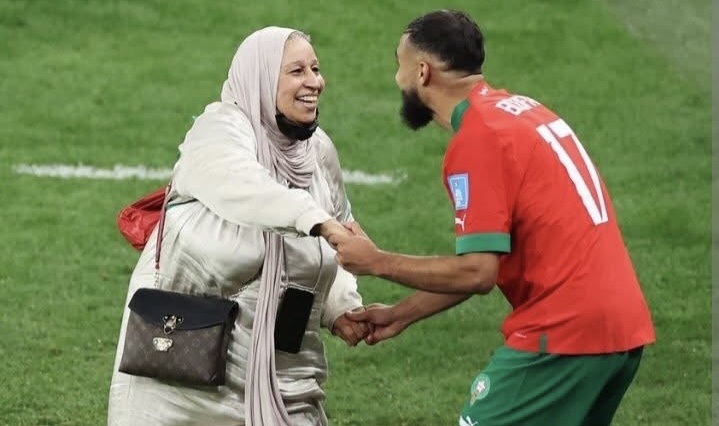 Sofiane Boufal dément la rumeur sur le décès de sa mère et affirme qu&rsquo;elle va bien.