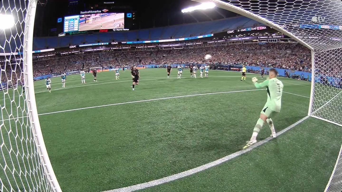 Messi rate un « Panenka » face à un gardien travaillant dans un fast-food.