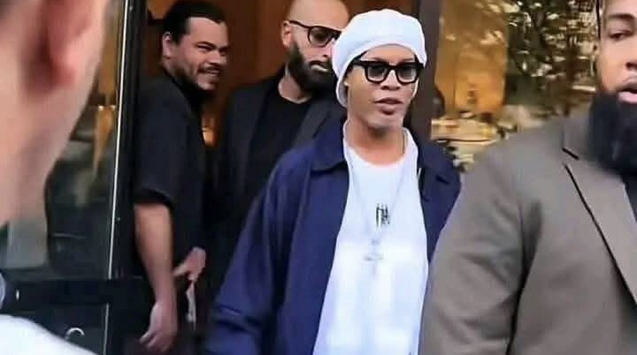 Ronaldinho arrive à Paris pour la cérémonie du Ballon d&rsquo;Or… Le star brésilien remettra le prix au gagnant ce soir.